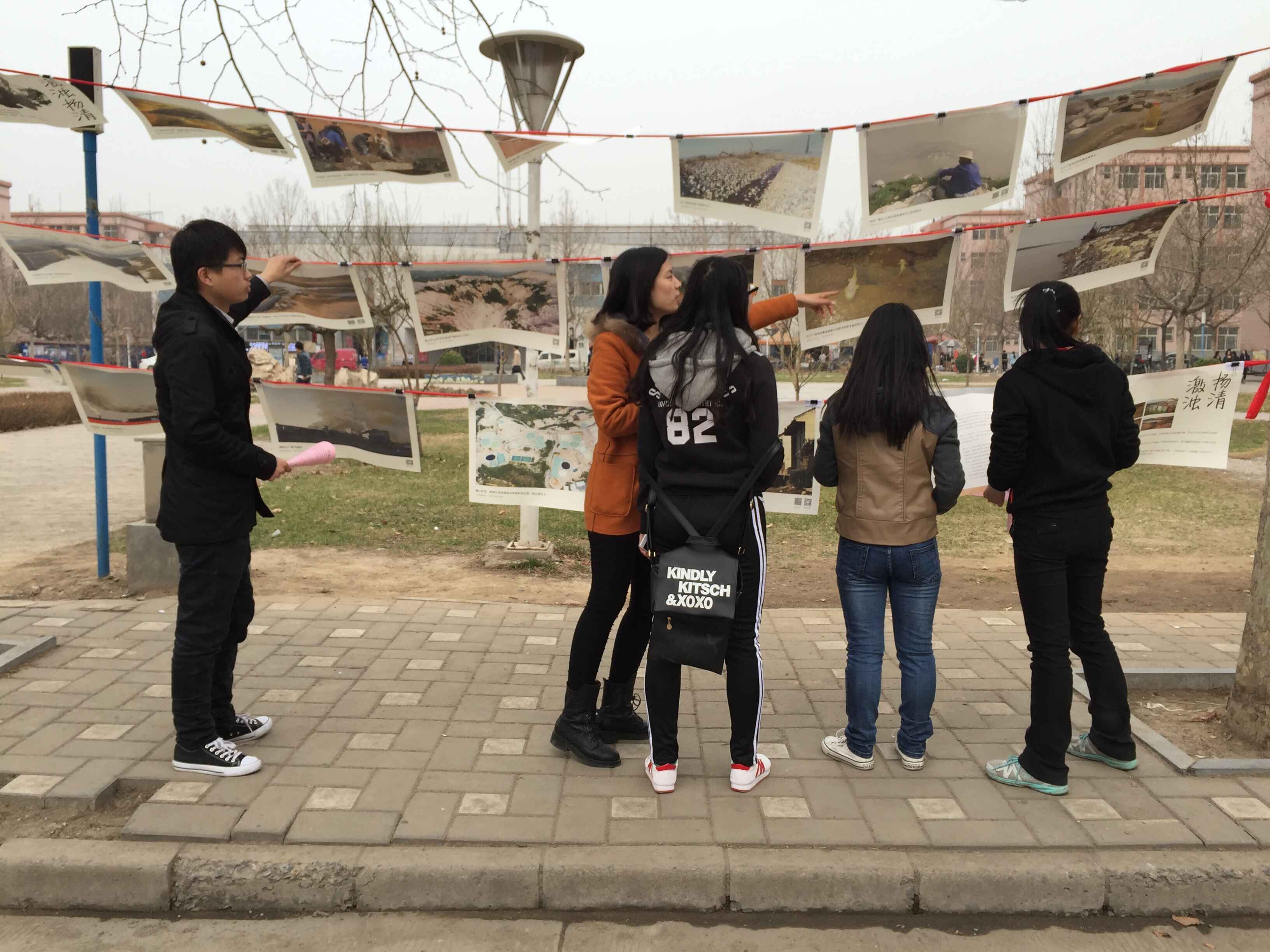 威廉体育williamhill研究生会成员为同学们讲解图片展.jpg 威廉体育williamhill研究生会成员为同学们讲解图片展.jpg